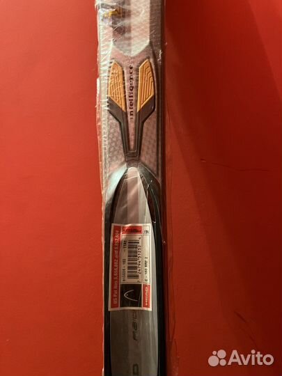 Горные лыжи с креплениями и палками