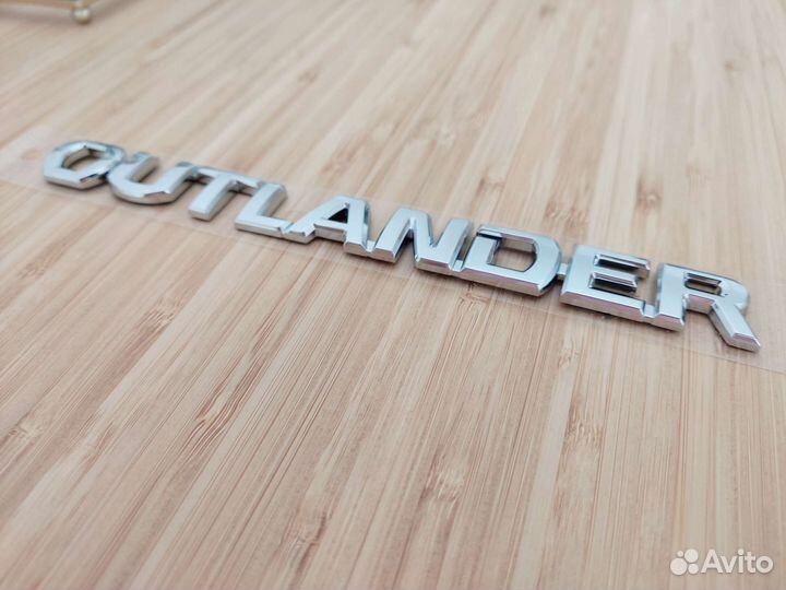 Эмблема новая Mitsubishi Outlander оригинал