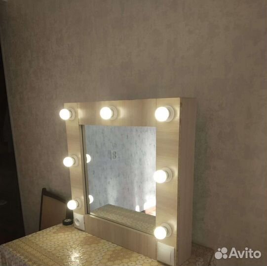 Гримерное зеркало с лампочками