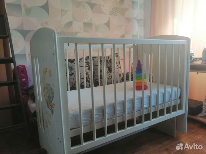 Детская кроватка с поперечным маятником