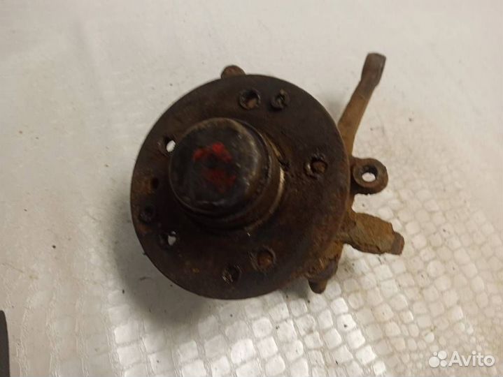 Кулак передний правый