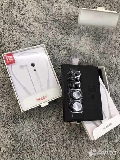 Коробка от оригинальных Beats X