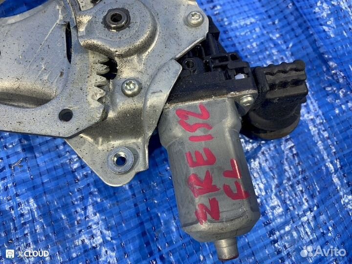 Стеклоподъемник на toyota auris ZRE152 2zrfe