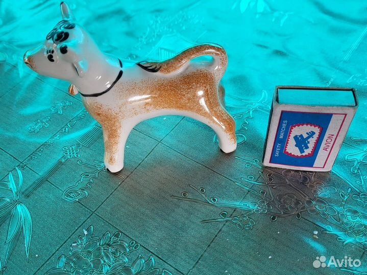 Фарфоровый бычок с колокольчиком