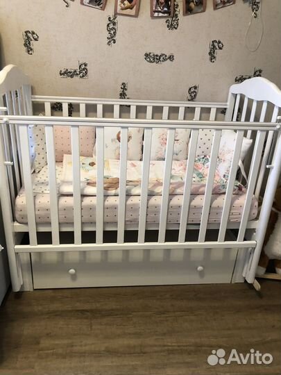 Детская кроватка с маятником