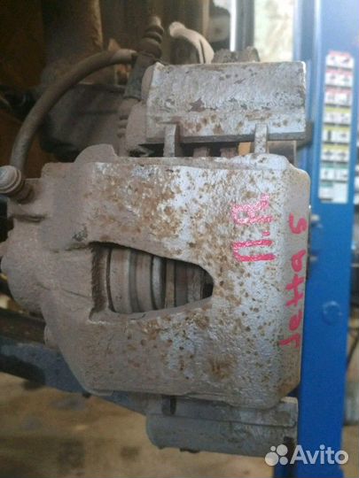 Суппорт передний правый Volkswagen Jetta 5