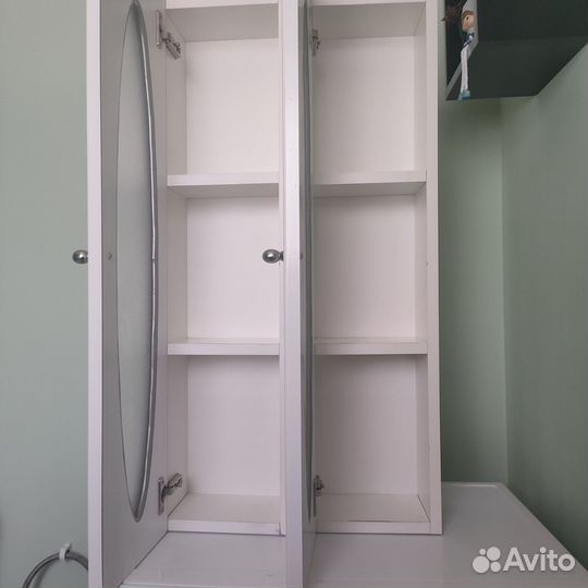 Навесные шкафчики и полка