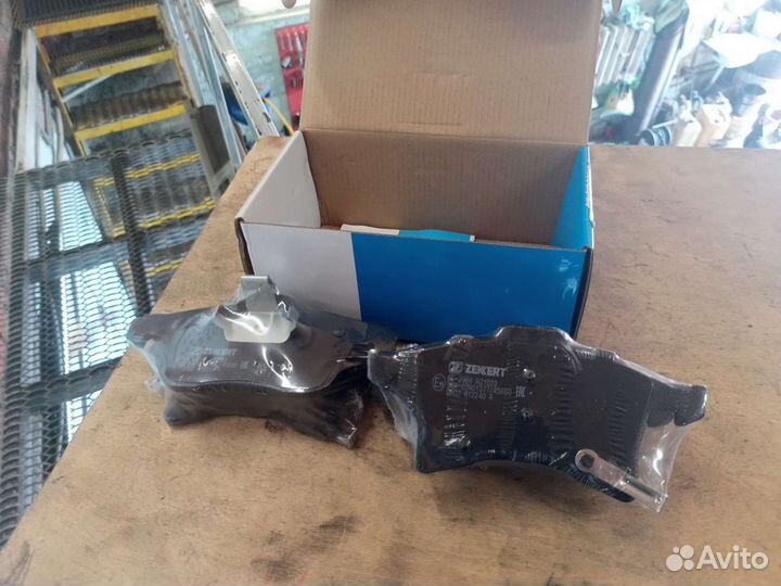 Новые передние тормозные колодки Opel Astra H