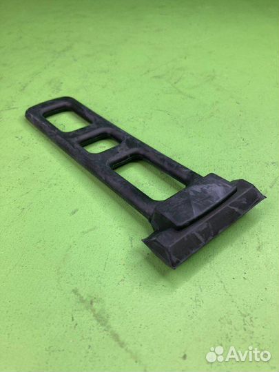 Крепление брызговика(р) резинка\Scania 94/114/124