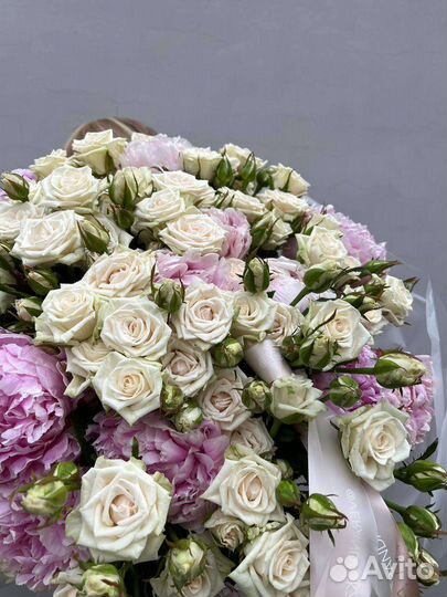 Кустовая роза нежная и пионы