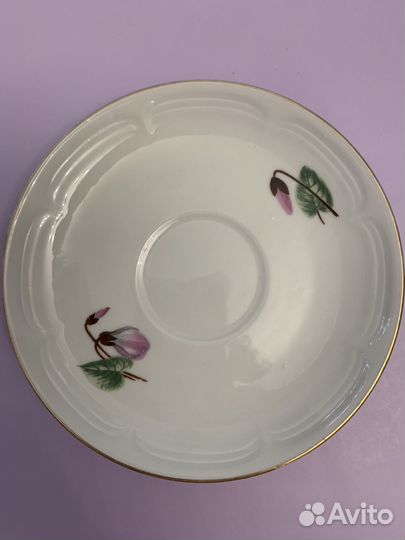 Блюдце от чайного сервиза ГДР с цикламенами