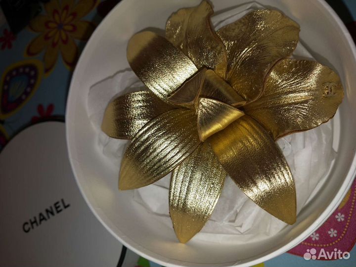 Chanel Sublimage брошь из кожи