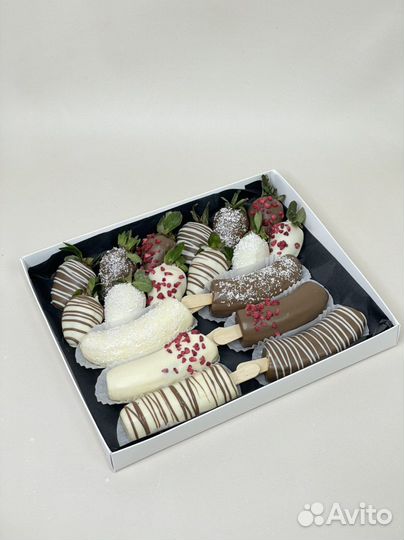 Клубника и бананы в шоколаде