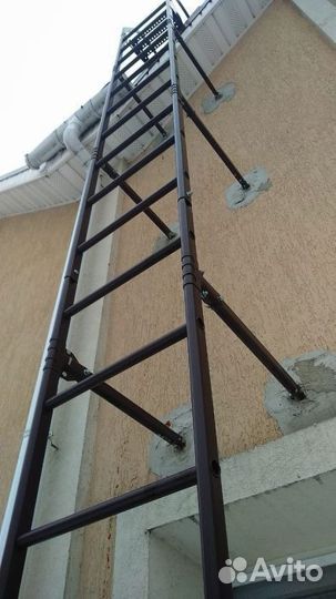 Крепление лестницы к стене