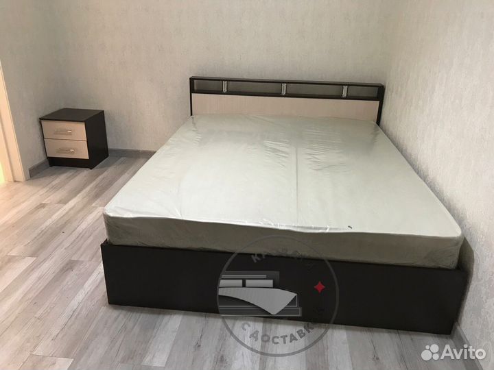Кровать двуспальная с матрасом