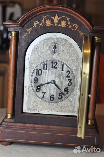 Четвертные консольные часы HAU