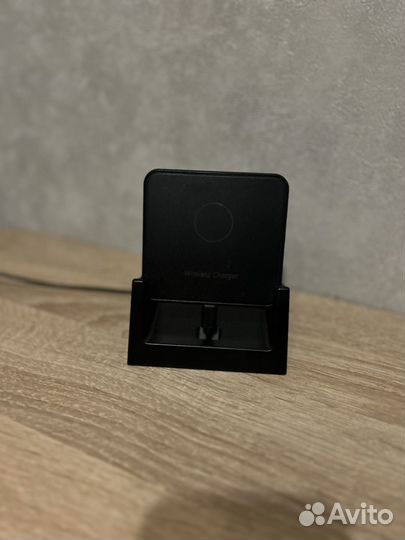 Зарядка с подставкой на iPhone