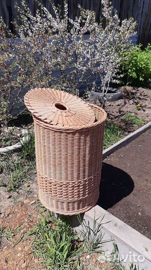 Плетеная корзина для белья