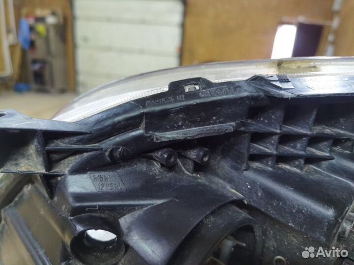 Фара галогеновая передняя правая Toyota Avensis