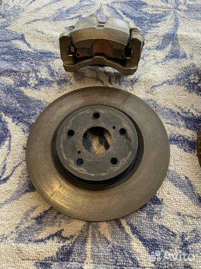 Тормозной супорт и тормозной диск Toyota XA50