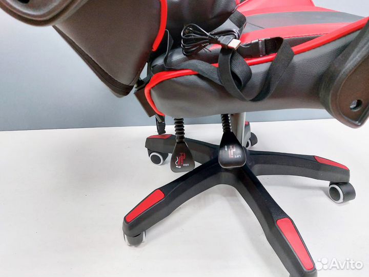 Компьютерное кресло красного цвета с массажем