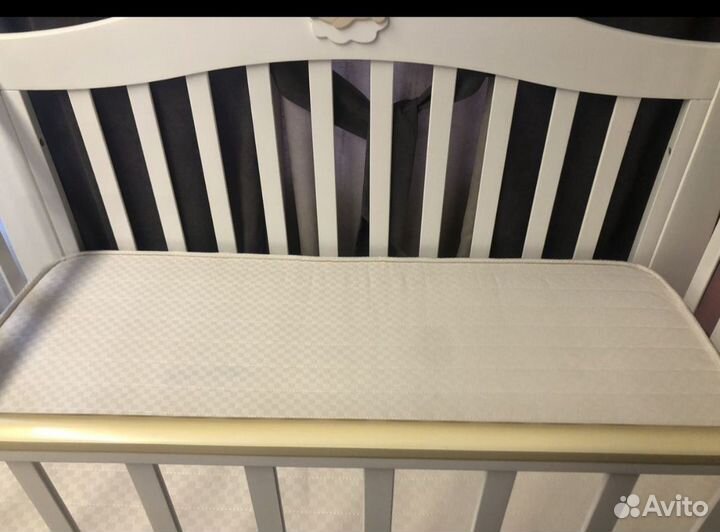 Детская кроватка с маятником и ящиком