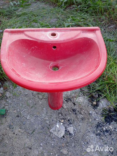 Раковина на пьедестале красная