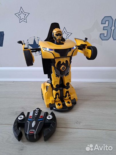 Машина трансформер на пульте управления