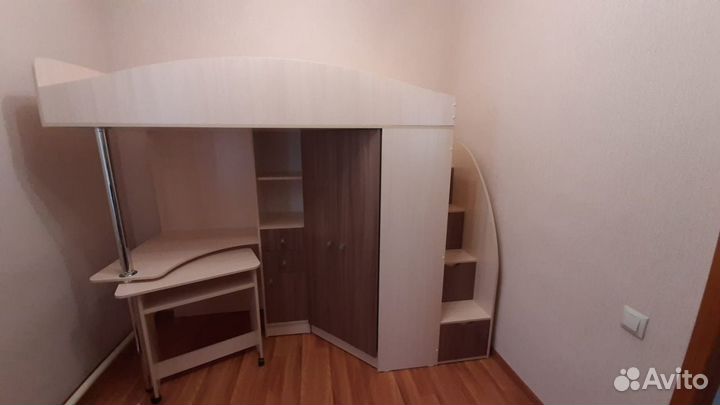 Детская кровать чердак со столом и шкафом