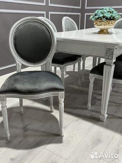 Стол и стулья