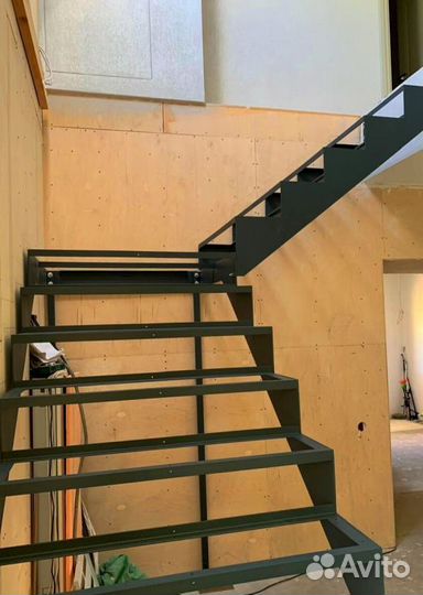 Лестница с забежными ступенями в коттедж