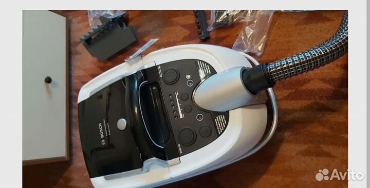 Пылесос + моющий Bosch Serie 4 BWD421PRO белый