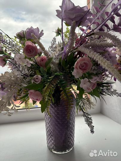 Ваза с искусственными цветами