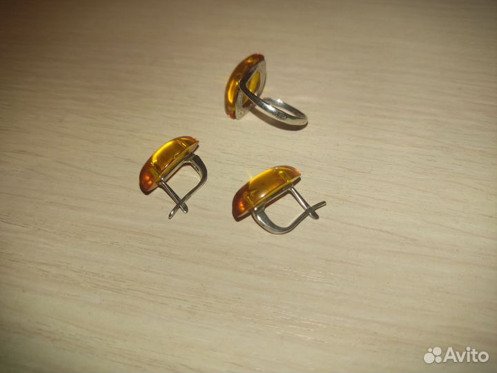 Серебряные серьги и кольцо с янтарём