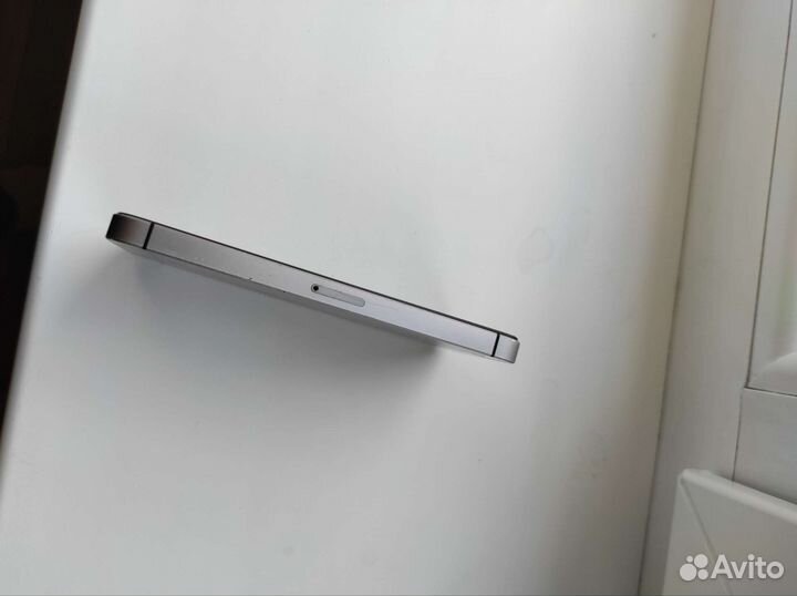 Телефон iPhone 5 se