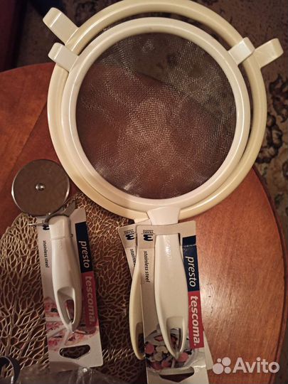 Два сита и нож для пиццы