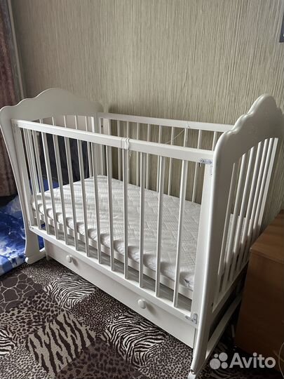 Детская кроватка с маятником и ящиком