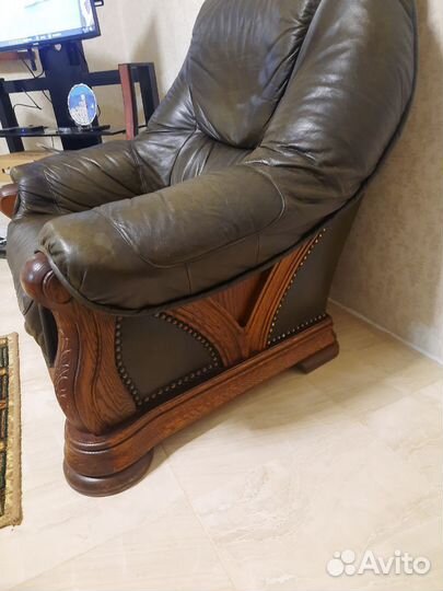 Два дивана,кресло журнальный столик