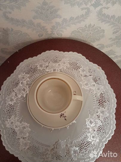 Бокал с блюдцем