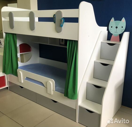 Кровать двухъярусная детская с лестницей-комодом