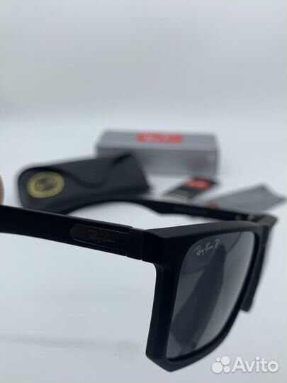 Солнцезащитные очки Ray-Ban RB8375