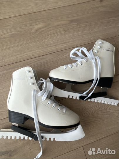 Продам женские фигурные коньки 38 размер новые