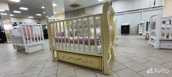 Королевские кровати с маятником и без