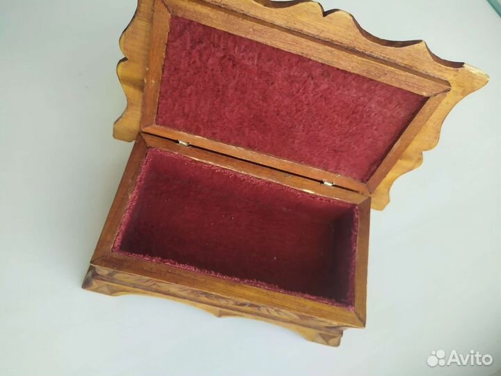 Деревянная шкатулка