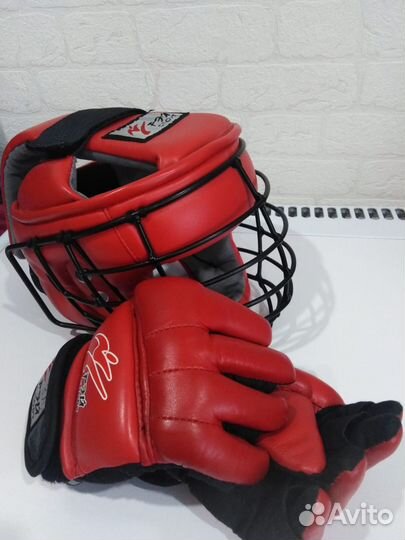 Перчатки и шлем для рукопашного боя