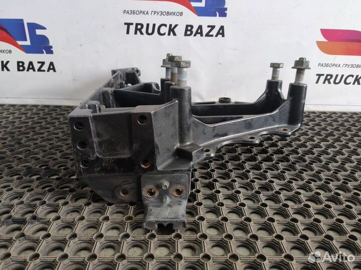 Кронштейн буксировочный левый Renault T