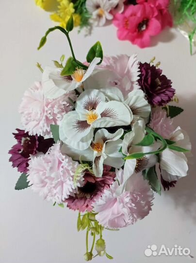 Композиция из искусственных цветов
