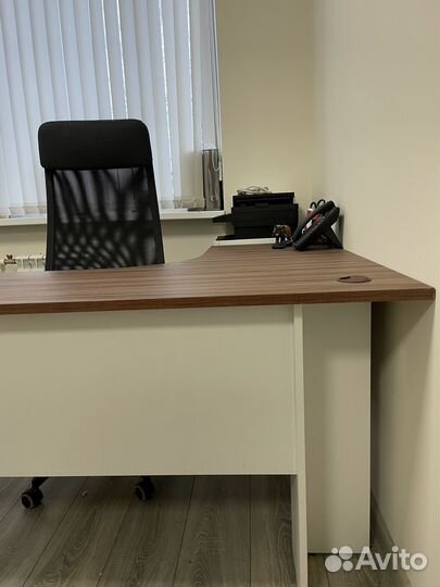 Угловой компьютерный стол