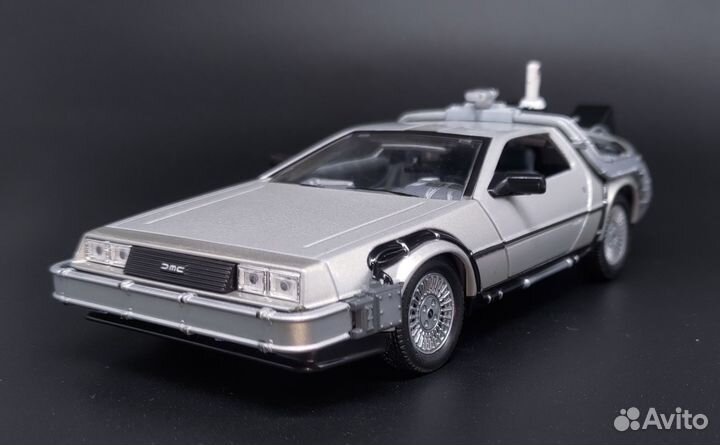 Модель Time Machine DeLorean