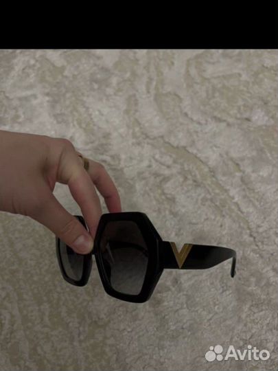 Солнцезащитные очки женские Valentino